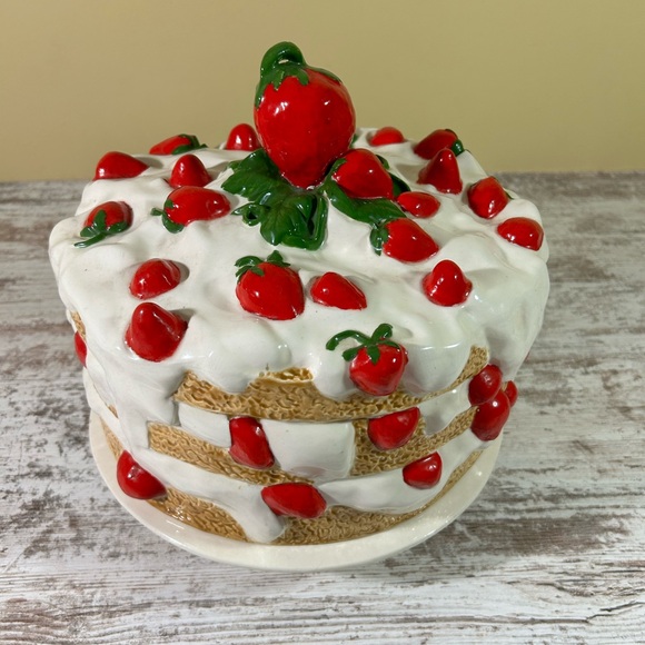 Vintage 80s strawberry shortcake cake cover plate stand pedestal ivory green red - Picture 1 of 11